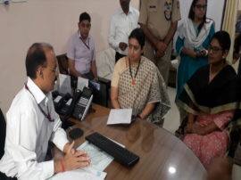 Smriti Irani meets DRM for railway projects in Amethi अमेठी में रेलवे प्रोजेक्ट्स को लेकर DRM से मिलीं स्मृति ईरानी, विकास पर दिया जा रहा है ध्यान