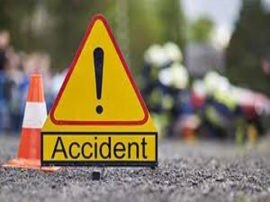 six people died after a car rammed into a truck in hapur  हापुड़ में ट्रक और कार की भीषण टक्कर, 6 लोगों की मौत