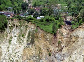 Land silde in uttarakhand gopeshwar distirct उत्तराखंड में भूस्खलन से भारी तबाही, कई वाहन मलबे में दबे, बद्रीनाथ राष्ट्रीय राजमार्ग पर यातायात बाधित