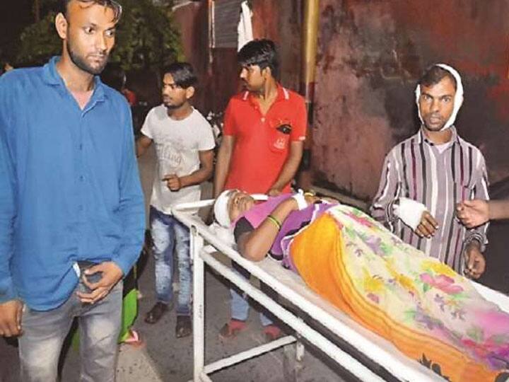 अलीगढ़: गणपति महोत्सव पर डीजे कार्यक्रम के दौरान दो पक्षों में हुआ पथराव, कई घायल, फोर्स तैनात