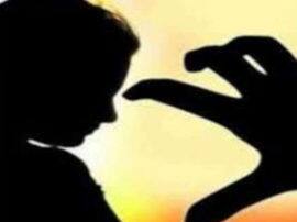 Youth molested teenager in noida युवक ने किशोरी के साथ की छेड़छाड़, मां ने किया विरोध तो फाड़ दिए कपड़े