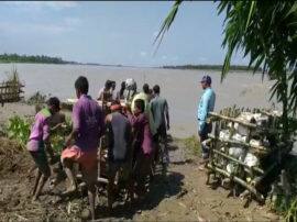 पीलीभीत में दिख रहा है शारदा नदी का कहर, बाढ़ के खौफ से सहमे लोग sharda river flood in pilibhit पीलीभीत में दिख रहा है शारदा नदी का कहर, बाढ़ के खौफ से सहमे लोग