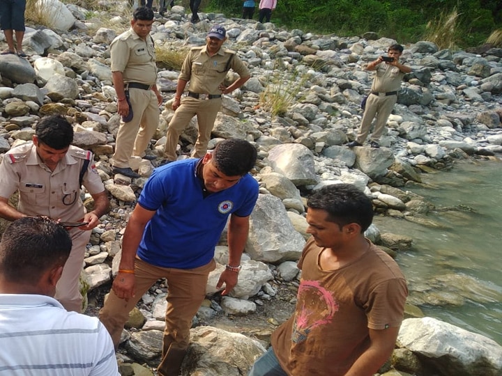 देहरादून: सड़क हादसे के बाद जारी है एसडीआरएफ का रेसक्यू ऑपरेशन, एक महिला समेत चार शव बरामद