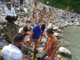 देहरादून: सड़क हादसे के बाद जारी है एसडीआरएफ का रेसक्यू ऑपरेशन, एक महिला समेत चार शव बरामद sdrf rescue operation after vehicle fell into yamuna in vikas nagar देहरादून: सड़क हादसे के बाद जारी है एसडीआरएफ का रेसक्यू ऑपरेशन, एक महिला समेत चार शव बरामद