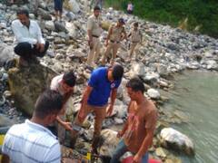 देहरादून: सड़क हादसे के बाद जारी है एसडीआरएफ का रेसक्यू ऑपरेशन, एक महिला समेत चार शव बरामद