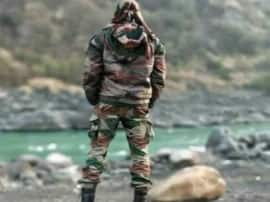 शहीद की पत्नी को दो साल बाद मिली सहायता राशि, सीएम योगी से मिला 25 लाख का चेक martyr wife get compensation two years later शहीद की पत्नी को दो साल बाद मिली सहायता राशि, सीएम योगी से मिला 25 लाख का चेक