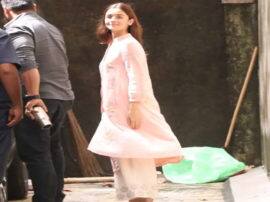  Alia Bhatt spotted in an ethnic look outside Sanjay Leela Bhansali office संजय लीला भंसाली ऑफिस के बहार एथनिक लुक में स्पॉट हुईं आलिया भट्ट