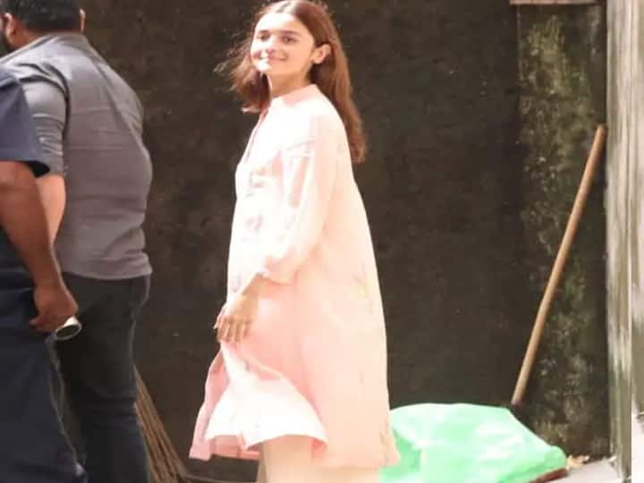 संजय लीला भंसाली ऑफिस के बहार एथनिक लुक में स्पॉट हुईं आलिया भट्ट