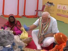 मथुरा में कचरा बीनने वाली महिलाओं से मिले पीएम मोदी, प्लास्टिक फ्री इंडिया महामिशन की शुरुआत PM Narendra Modi Mathura visit inaugurate national animal disease control program मथुरा में कचरा बीनने वाली महिलाओं से मिले पीएम मोदी, प्लास्टिक फ्री इंडिया महामिशन की शुरुआत