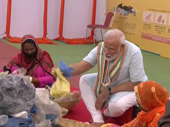 मथुरा में कचरा बीनने वाली महिलाओं से मिले पीएम मोदी, प्लास्टिक फ्री इंडिया महामिशन की शुरुआत PM Narendra Modi Mathura visit inaugurate national animal disease control program