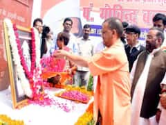 लोकभवन में एक ही कार्यक्रम में पहुंचे सीएम योगी और अखिलेश, लेकिन नहीं हुआ मेल