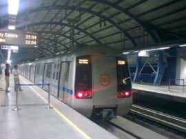 मेट्रो स्टेशन पर महिला के पास से पिस्तौल बरामद, पुलिस ने हिरासत में लिया women arrested for carrying revolver at metro station मेट्रो स्टेशन पर महिला के पास से पिस्तौल बरामद, पुलिस ने हिरासत में लिया