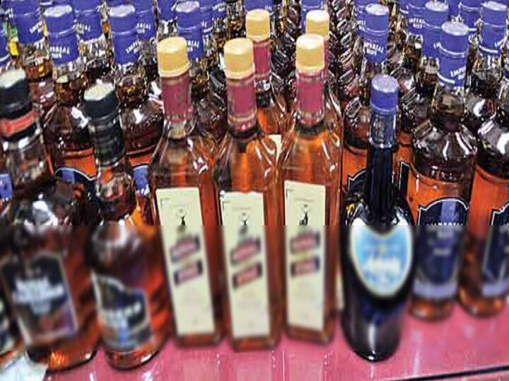 नोएडा में शराब तस्करों के खिलाफ जारी है अभियान, छापेमारी के दौरान महिला हुई फरार