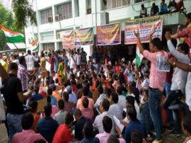 सहायक अध्यापकों की भर्ती का मामला, सुनवाई से पहले सड़कों पर उतरे अभ्यर्थी candidate protested against yogi government over teacher recruitment issue सहायक अध्यापकों की भर्ती का मामला, सुनवाई से पहले सड़कों पर उतरे अभ्यर्थी