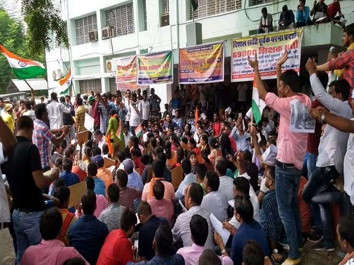 सहायक अध्यापकों की भर्ती का मामला, सुनवाई से पहले सड़कों पर उतरे अभ्यर्थी candidate protested against yogi government over teacher recruitment issue