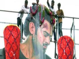 Prabhas fan demanding to meet bahubali climbs cell phone tower प्रभास से मिलने के लिए फैन ने किया ऐसा काम, तस्वीरें देखकर आप भी हो जाएंगे हैरान