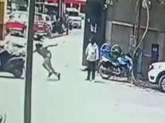 स्कूटी सवार को दौड़कर पकड़ रही थी महिला कांस्टेबल, सड़क पर गिरी- देखें तस्वीरें