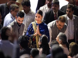 Anushka Sharma Kissing Virat Kohli Hand During DDCA Ceremony स्टेडियम का स्टैंड विराट के नाम पर होने से इमोशनल हुई अनुष्का