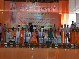 CM yogi reach sonbhadra to give land documents सीएम पहुंचे सोनभद्र के उम्भा गांव, गांववालों को दी सौगात, कांग्रेस पर साधा निशाना