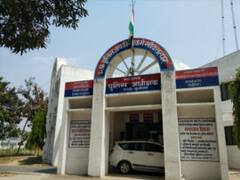 कुशीनगर: यूपी पुलिस की करतूत, थाने में बेकसूर को बैठा कर कराया मालिश