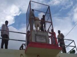 जालौन में शरारती तत्वों ने महात्मा गांधी की प्रतिमा क्षतिग्रस्त की, कांग्रेस-सपा धरने पर बैठे statue of Mahatma gandhi demolished in Jalaun जालौन में शरारती तत्वों ने महात्मा गांधी की प्रतिमा क्षतिग्रस्त की, कांग्रेस-सपा धरने पर बैठे