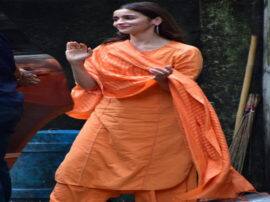 एक बार फिर एथनिक लुक में संजय लीला भंसाली के ऑफिस के बाहर स्पॉट हुई आलिया भट्ट Alia Bhatt once again spotted outside Sanjay Leela Bhansali's office in an ethnic look एक बार फिर एथनिक लुक में संजय लीला भंसाली के ऑफिस के बाहर स्पॉट हुई आलिया भट्ट