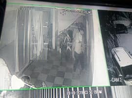 Thieves terror in Noida सीसीटीवी में कैद हुई बेखौफ बदमाशों की करतूत, महिला की सूझबूझ से टल गई बड़ा वारदात