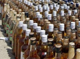 Noida police raided on Illegal wine factory नोएडा में अवैध शराब बनाने की फैक्ट्री का भंडाफोड़, दो गिरफ्तार