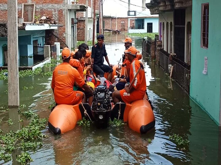 प्रयागराज: बाढ़ से निपटने के लिए बुलाई गई सेना, आने वाले दिनों में और बढ़ सकती हैं लोगों की मुसीबतें