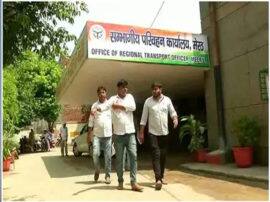 Crowd uncontrolled at meerut RTO office मेरठ: लाइसेंस बनवाने पहुंचे आवेदकों ने आरटीओ कार्यालय में किया हंगामा व तोड़फोड़