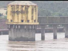 कोटा बैराज से पानी छोड़े जाने के बाद इटावा में चंबल उफनाई, घरों में घुसा पानी,फसलें डूबीं Chambal river overflows in Etawah कोटा बैराज से पानी छोड़े जाने के बाद इटावा में चंबल उफनाई, घरों में घुसा पानी,फसलें डूबीं