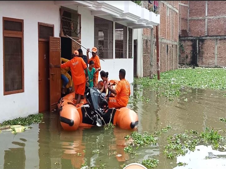 प्रयागराज में बाढ़ में फंसे लोगों के लिए देवदूत बने NDRF के जवान, ऐसे बचा रहे हैं जिंदगियां