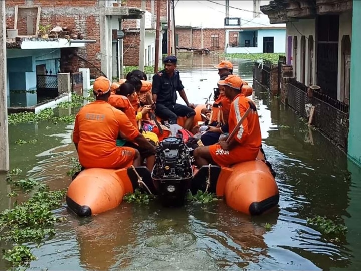 प्रयागराज में बाढ़ में फंसे लोगों के लिए देवदूत बने NDRF के जवान, ऐसे बचा रहे हैं जिंदगियां