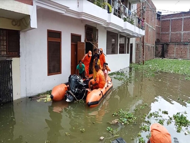 प्रयागराज में बाढ़ में फंसे लोगों के लिए देवदूत बने NDRF के जवान, ऐसे बचा रहे हैं जिंदगियां