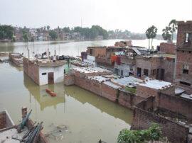 वाराणसी में गंगा की सहायक नदियों का रौद्र रूप, कई गांव डूबे, राहत-बचाव कार्य जोरों पर Ganga river crosses danger level in varanasi वाराणसी में गंगा की सहायक नदियों का रौद्र रूप, कई गांव डूबे, राहत-बचाव कार्य जोरों पर