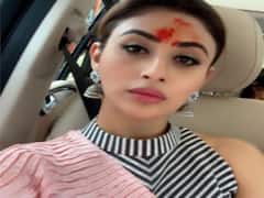 बाल-बाल बची मौनी रॉय, 11वीं मंजिल से गिरा पत्थर