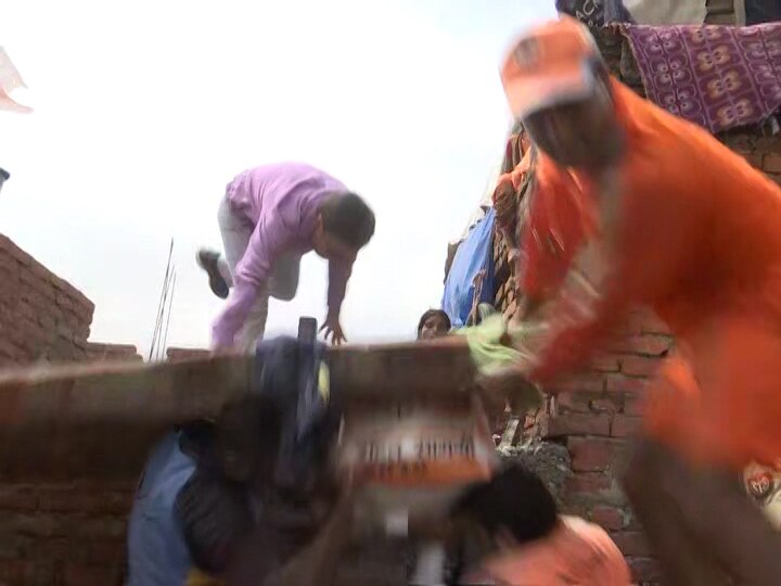 VIDEO: राहत सामग्री बांट रहे डीएम हादसे में बाल बाल बचे, नजदीकी दीवार गिरने से आई मामूली चोट