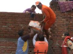VIDEO: राहत सामग्री बांट रहे डीएम हादसे में बाल बाल बचे, नजदीकी दीवार गिरने से आई मामूली चोट