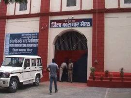 Team of DM,SSP Raid on meerut jail जेल से ऑपरेट हो रहे गैंगों पर नकेल कसने को पुलिस प्रशासन की जेल पर छापेमारी
