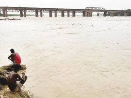 बांदा में बाढ़ से हालात हुये खराब, 50 से ज्यादा गांव जलमग्न, मदद न मिलने पर भड़के लोग flood situation grim in Banda uttar pradesh बांदा में बाढ़ से हालात हुये खराब, 50 से ज्यादा गांव जलमग्न, मदद न मिलने पर भड़के लोग