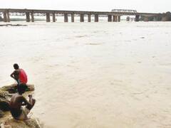 बांदा में बाढ़ से हालात हुये खराब, 50 से ज्यादा गांव जलमग्न, मदद न मिलने पर भड़के लोग