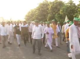 दिल्ली कूच कर रहे किसानों को यूपी गेट पर रोका, अधिकारियों से मिला प्रतिनिधिमंडल farmers delegation meets officers for their demands दिल्ली कूच कर रहे किसानों को यूपी गेट पर रोका, अधिकारियों से मिला प्रतिनिधिमंडल