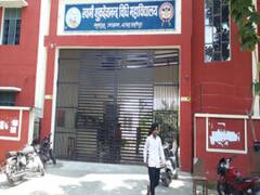 स्वामी चिन्मयानन्द के लॉ कॉलेज में बदला सा माहौल, अचानक छात्राओं की उपस्थिति घटी