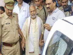 चिन्मयानंद की मुश्किलें बढ़ी, महानिर्वाणी अखाड़े ने दिखाया बाहर का रास्ता