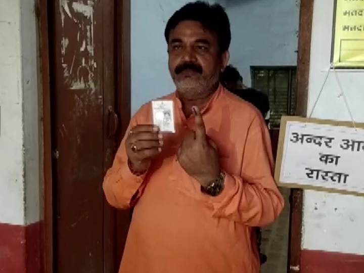 हमीरपुर विधानसभा उपचुनाव के लिए वोटिंग जारी, शाम 5 बजे तक हुआ 45 फीसदी मतदान Voting for by-election for the Hamirpur assembly seat is underway