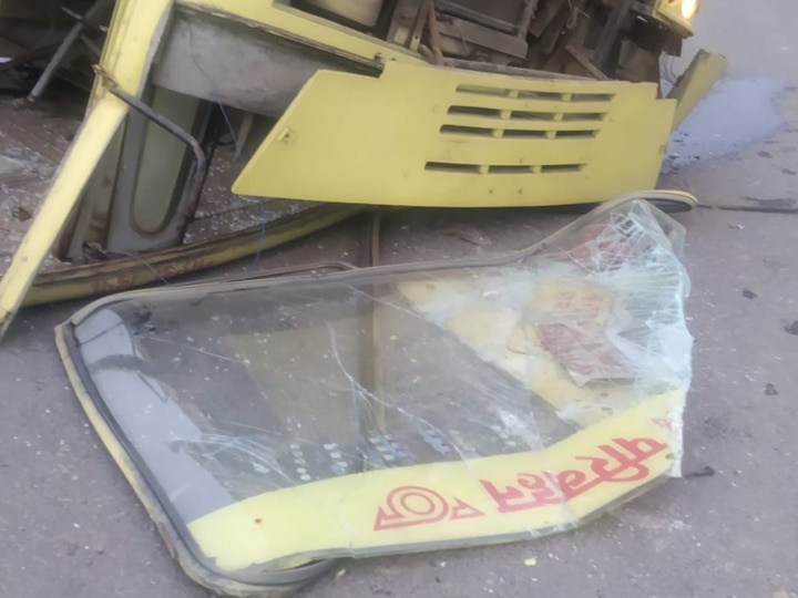 नोएडा: वाहन से टक्कर के बाद पलटी यूपी रोडवेज की बस, चालक की हालत गंभीर up roadways bus turned over after collision with another vehicle