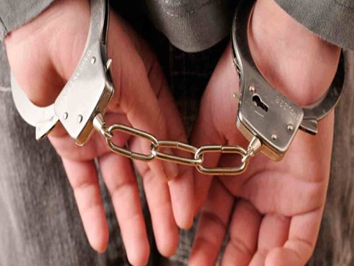 आबकारी विभाग और पुलिस ने की बड़ी कार्रवाई, शराब बनाते हुए तस्कर को किया गिरफ्तार