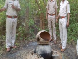 Excise department and police arrested smuggler while making liquor in haridwar आबकारी विभाग और पुलिस ने की बड़ी कार्रवाई, शराब बनाते हुए तस्कर को किया गिरफ्तार