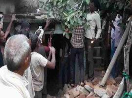 दो मंजिला मकान पर गिरा सैकड़ों साल पुराना पेड़, दो मासूमों समेत तीन की मौत tree fell on the house three people died after being buried under debris दो मंजिला मकान पर गिरा सैकड़ों साल पुराना पेड़, दो मासूमों समेत तीन की मौत