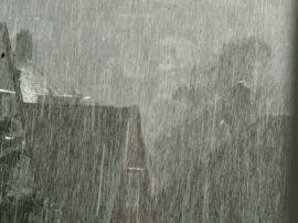 house collapse in mirzapur due to heavy rainfall three people died मिर्जापुर: जोरदार बारिश में धराशायी हुआ कच्चा मकान, पति-पत्नी और बेटे की मौत